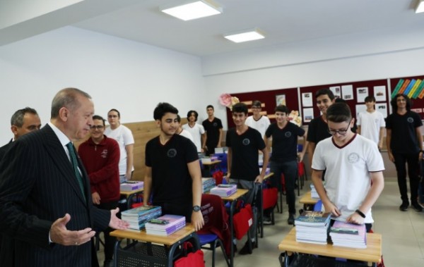 Başkan Erdoğan Sancaktepe'de öğrencilerle bir araya geldi! '100 kişilik okullar vardı'